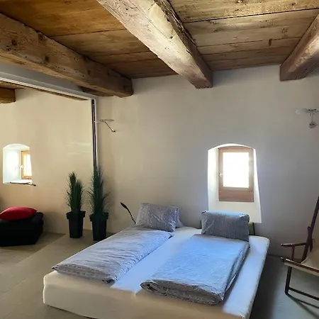 公寓 Historisches Teiler-haus Splügen